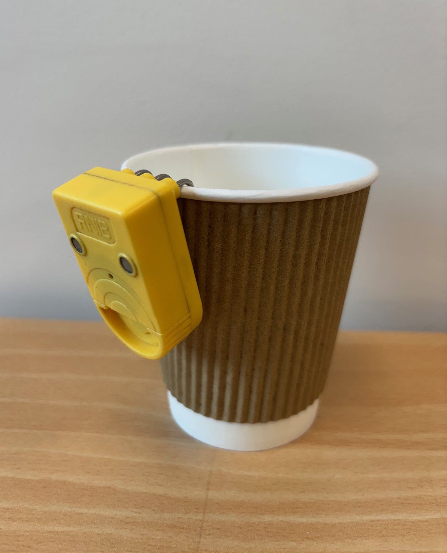 Paper cup with level indicator device on the rim