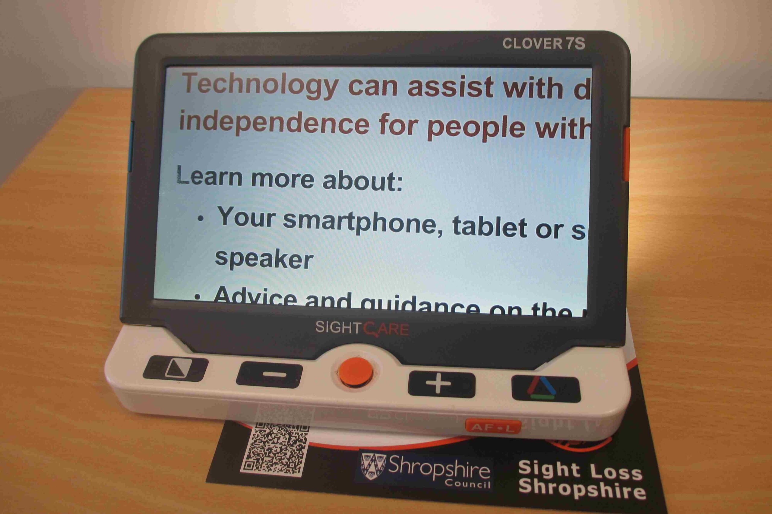 Clover portable video magnifier