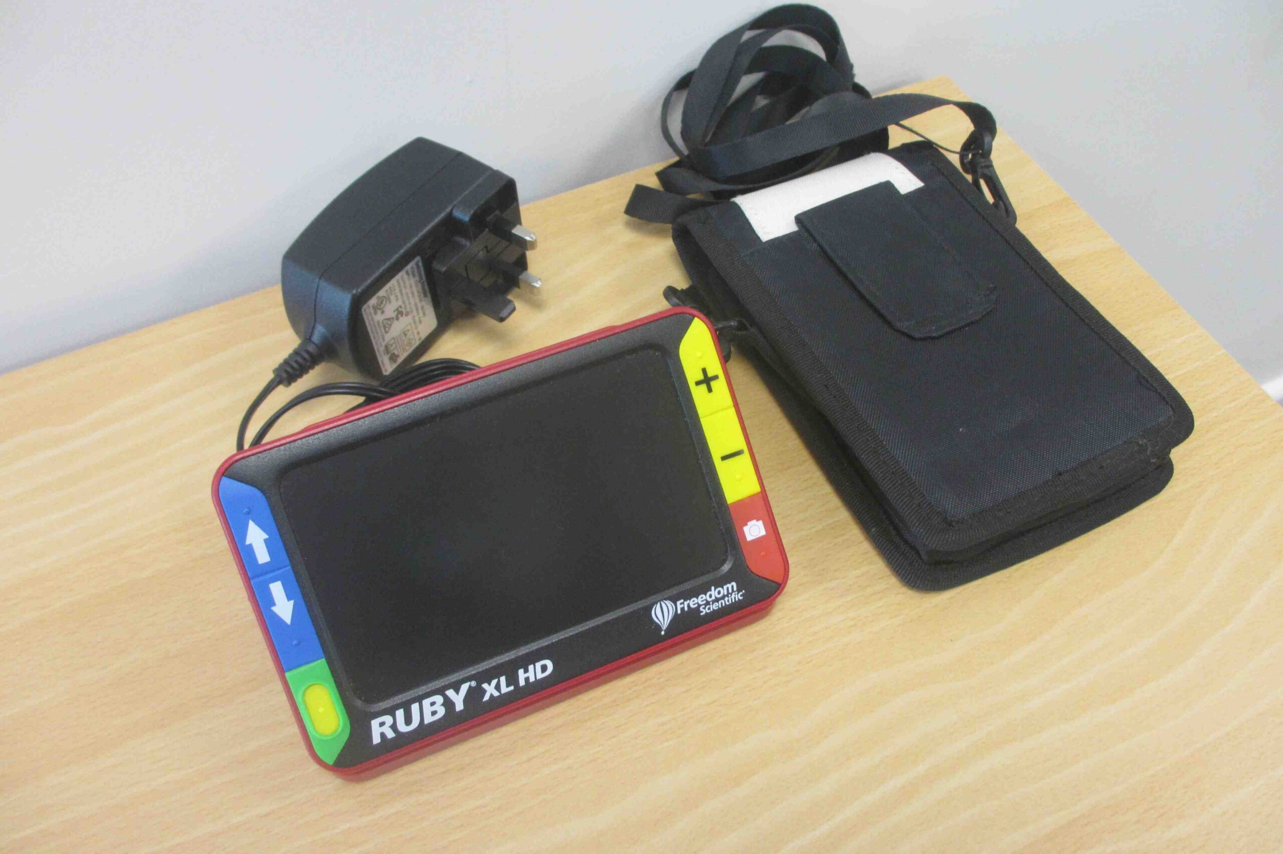 RUBY XL 2 small video magnifier with case and charger